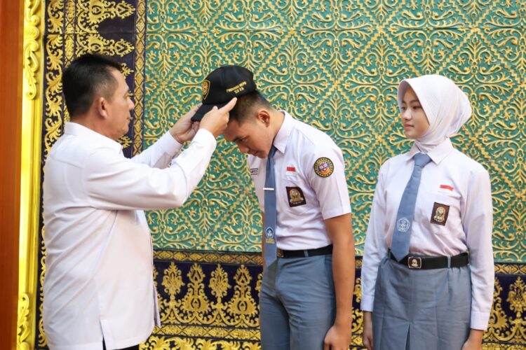 Muhammad Salman Farisi dan Raudah Mabrura Asal Kepri Terpilih Sebagai Calon Pasukan Paskibraka Nasional Tahun 2026 
Foto: Kepriprov.go.id