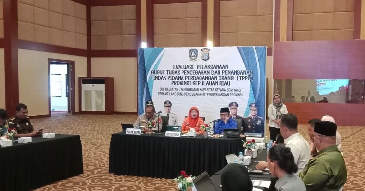 Rapat evaluasi pelaksanaan Gugus Tugas Pencegahan dan Penanganan TPPO Provinsi Kepulauan Riau yang dipimpin Sekretaris Daerah Provinsi Kepri, Misni, di Aula Wan Seri Beni, Dompak, Selasa (07/07/26).
Foto: SP Kepriprov.go.id