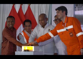 Wakil Gubernur Kepulauan Riau, Nyanyang Haris Pratamura, mengapresiasi dimulainya pembangunan proyek Bahtera Haluan Lestari Floating Production Storage and Offloading (BHL FPSO) yang ditandai dengan pemotongan baja perdana (first steel cutting) di PT Saipem Indonesia Karimun Yard, Kabupaten Karimun, Kamis (23/07/26).
Foto: kepriprov.go.id