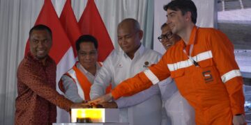 Wakil Gubernur Kepulauan Riau, Nyanyang Haris Pratamura, mengapresiasi dimulainya pembangunan proyek Bahtera Haluan Lestari Floating Production Storage and Offloading (BHL FPSO) yang ditandai dengan pemotongan baja perdana (first steel cutting) di PT Saipem Indonesia Karimun Yard, Kabupaten Karimun, Kamis (23/07/26).
Foto: kepriprov.go.id
