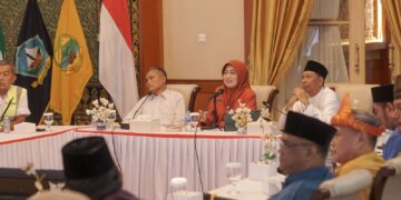 Persiapan pembangunan dibahas dalam Rapat Persiapan Pembangunan Museum dan Monumen Bahasa Nasional Pulau Penyengat yang dipimpin Sekretaris Daerah Provinsi Kepulauan Riau, Misni, di Gedung Daerah Tanjungpinang, Senin (29/6/2026).
Foto: Pemprof Kepri