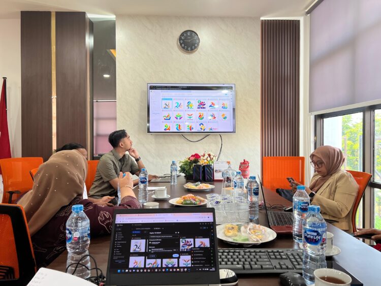 Penjurian dilakukan oleh tim juri terhadap 20 karya yang telah lolos seleksi di ruang kerja Kepala Dinas Komunikasi dan Informatika (Diskominfo) Provinsi Kepri, Kamis (27/08/26).
Foto: Kepriprov.go.id