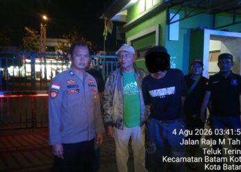 Gerak cepat Polsek Batam Kota. Berkat laporan warga melalui layanan darurat Polisi 110, terduga pelaku pencurian tabung gas elpiji 3 kilogram berhasil diamankan di Perumahan Greenland, Kelurahan Teluk Tering, Batam Kota.
(04/08/26)
Foto: Polresta Barelang
