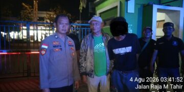 Gerak cepat Polsek Batam Kota. Berkat laporan warga melalui layanan darurat Polisi 110, terduga pelaku pencurian tabung gas elpiji 3 kilogram berhasil diamankan di Perumahan Greenland, Kelurahan Teluk Tering, Batam Kota.
(04/08/26)
Foto: Polresta Barelang