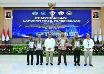 Badan Pemeriksa Keuangan (BPK) menegaskan bahwa Pemeriksaan Laporan Keuangan (LK) bukan sekadar instrumen untuk menghasilkan opini, tetapi juga kontribusi nyata dalam mewujudkan Indonesia Emas 2045 melalui penguatan tata kelola keuangan negara dan pembangunan berkelanjutan.
(04/08/26)
Foto: release