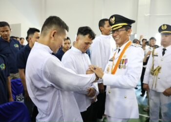 Sebanyak 1.357 warga binaan di tiga satuan pemasyarakatan di Kota Batam menerima remisi dalam rangka memperingati Hari Ulang Tahun (HUT) ke-81 Republik Indonesia. Dari jumlah tersebut, 19 warga binaan mendapatkan hak untuk bebas. (17/08/26)
Foto: mediacenterbatam
