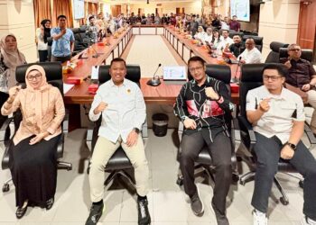 Sosialisasi Distribusi BBM Bersubsidi melalui Subpenyalur dan Penerbitan Surat Rekomendasi bagi Konsumen Pengguna Jenis BBM Tertentu (JBT) yang digelar Bagian Sumber Daya Alam (SDA) Setdako Batam di Kantor Wali Kota Batam, Kamis (20/8/2026).
Foto: mediacenterbatam