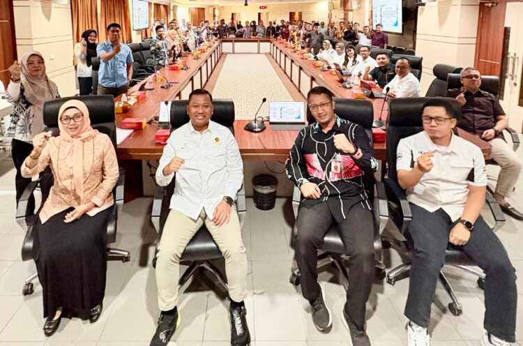Sosialisasi Distribusi BBM Bersubsidi melalui Subpenyalur dan Penerbitan Surat Rekomendasi bagi Konsumen Pengguna Jenis BBM Tertentu (JBT) yang digelar Bagian Sumber Daya Alam (SDA) Setdako Batam di Kantor Wali Kota Batam, Kamis (20/8/2026).
Foto: mediacenterbatam
