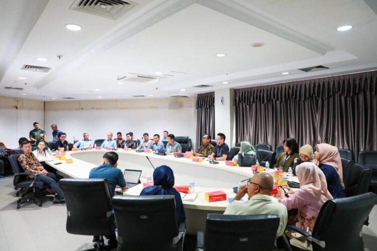 pertemuan Dinas Tenaga Kerja (Disnaker) Kota Batam bersama Asosiasi Pengusaha Indonesia (APINDO) dan perwakilan 15 perusahaan besar di Batam, Kamis (20/08/26).
Foto: mediacenterbatam