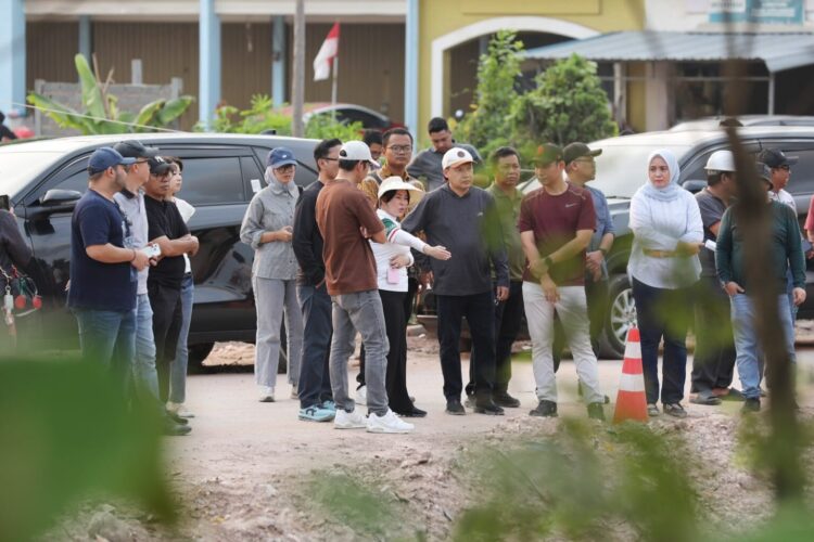 Wakil Wali Kota Batam Li Claudia Chandra meninjau sejumlah titik penanganan banjir dan infrastruktur jalan di Kota Batam, Selasa (25/08/26).
Foto: mediacenterbatam