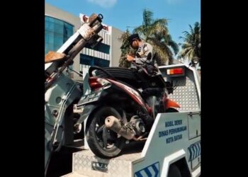 “Patroli Dishub In Action”, sejumlah petugas berseragam lengkap tampak melakukan penyisiran di kawasan sekitar pelabuhan, yang selama ini menjadi salah satu titik rawan kemacetan akibat parkir liar. (11/08/26)
Foto: @dishubkotabatam