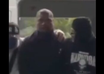 Pelarian Basri Lewaimang, Daftar Pencarian Orang [DPO] terduga bandar narkoba sekaligus pengelola sejumlah tempat hiburan malam di Batam, akhirnya kandas. Ia resmi tiba di Gedung Bareskrim Polri, Jakarta, Kamis [20/08/2026]
Foto: Bareskrim Polri