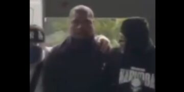 Pelarian Basri Lewaimang, Daftar Pencarian Orang [DPO] terduga bandar narkoba sekaligus pengelola sejumlah tempat hiburan malam di Batam, akhirnya kandas. Ia resmi tiba di Gedung Bareskrim Polri, Jakarta, Kamis [20/08/2026]
Foto: Bareskrim Polri