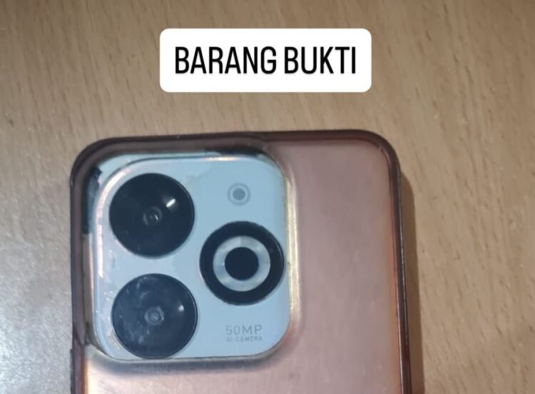 Unit Reskrim Polsek Bengkong, Polresta Barelang, mengamankan dua pria yang diduga terlibat dalam kasus pencurian telepon seluler di kawasan Ruko Mahkota Raya, Kelurahan Teluk Tering, Kota Batam.
(02/08/26).
Foto: Polresta Barelang