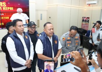 Satreskrim Polresta Barelang mengungkap kasus dugaan pencurian kabel dan besi yang merupakan bagian dari fasilitas publik di Jembatan Raja Ali Haji Fisabilillah atau Jembatan 1 Barelang, Kota Batam.
(03/08/26)
Foto: Polresta Barelang