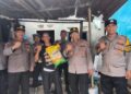 Semarak HUT ke-81 RI, Polresta Barelang Bagi Ribuan Bendera dan Sembako ke Warga.
Foto: Polresta Barelang