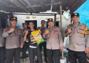 Semarak HUT ke-81 RI, Polresta Barelang Bagi Ribuan Bendera dan Sembako ke Warga.
Foto: Polresta Barelang