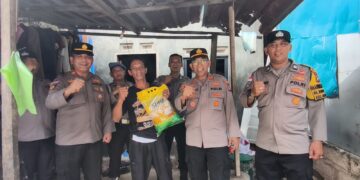 Semarak HUT ke-81 RI, Polresta Barelang Bagi Ribuan Bendera dan Sembako ke Warga.
Foto: Polresta Barelang