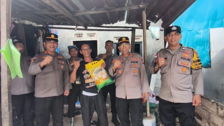 Semarak HUT ke-81 RI, Polresta Barelang Bagi Ribuan Bendera dan Sembako ke Warga.
Foto: Polresta Barelang