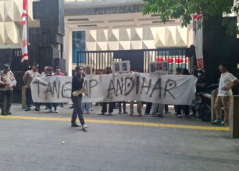Puluhan pemuda yang mengatasnamakan Generasi Muda Indonesia menggelar aksi demonstrasi di depan Kantor Badan Narkotika Nasional RI, Jakarta, Rabu 6 Agustus 2026.
Foto: beritabatam.co