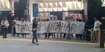 Puluhan pemuda yang mengatasnamakan Generasi Muda Indonesia menggelar aksi demonstrasi di depan Kantor Badan Narkotika Nasional RI, Jakarta, Rabu 6 Agustus 2026.
Foto: beritabatam.co
