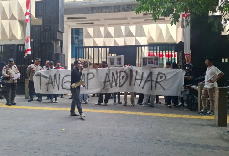 Puluhan pemuda yang mengatasnamakan Generasi Muda Indonesia menggelar aksi demonstrasi di depan Kantor Badan Narkotika Nasional RI, Jakarta, Rabu 6 Agustus 2026.
Foto: beritabatam.co