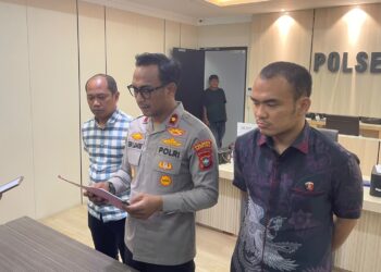 Polsek Lubuk Baja membongkar peredaran cartridge vape yang diduga mengandung narkotika golongan II jenis Etomidate. Dua tersangka diamankan dengan total barang bukti 74 cartridge.
(07/08/26).
Foto: Polresta Barelang