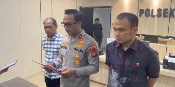 Polsek Lubuk Baja membongkar peredaran cartridge vape yang diduga mengandung narkotika golongan II jenis Etomidate. Dua tersangka diamankan dengan total barang bukti 74 cartridge.
(07/08/26).
Foto: Polresta Barelang