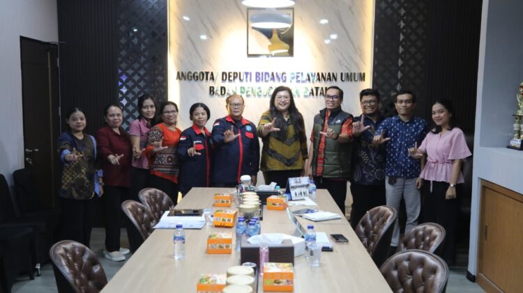 Anggota/Deputi Bidang Pelayanan Umum BP Batam, Ariastuty Sirait, saat menerima kunjungan Ketua Yayasan Sayang Anak Indonesia Kepulauan Riau sekaligus Taman Bacaan Masyarakat (TBM) Sayang Anak, Dr. Ronal G. Sirait, bersama tujuh pengurus di BP Batam, Kamis (06/08/26).
Foto: BP Batam