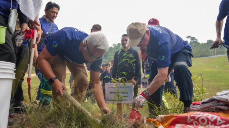 Badan Pengusahaan (BP) Batam bersama PT McDermott Indonesia menanam 400 bibit Bambu Betung di kawasan Daerah Tangkapan Air (DTA) Bendungan Sei Nongsa, Kota Batam, Jumat (07/08/26).
Foto: BP Batam