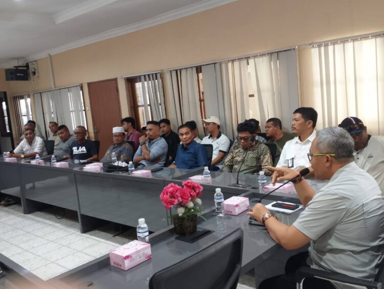 Ratusan warga yang bermukim di Kavling Tribuana, kawasan Sei Binti, Kecamatan Sagulung, Kota Batam, kini diselimuti keresahan. Lahan tempat mereka mendirikan bangunan dan tinggal selama ini, mendadak diklaim oleh sejumlah perusahaan yang memicu ancaman pengosongan lahan.
Foto: Istimewa