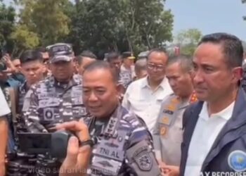 Pangkoarmada RI, Laksamana Madya (Laksdya) TNI Denih Hendrata, memimpin langsung rilis penggagalan penyelundupan 1,3 ton narkoba jenis Ketamin oleh kapal MV. King Sun, di Batam, Kepulauan Riau, Minggu (09/08/26).
Foto: Pangkoarmada RI
