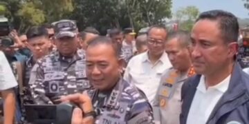 Pangkoarmada RI, Laksamana Madya (Laksdya) TNI Denih Hendrata, memimpin langsung rilis penggagalan penyelundupan 1,3 ton narkoba jenis Ketamin oleh kapal MV. King Sun, di Batam, Kepulauan Riau, Minggu (09/08/26).
Foto: Pangkoarmada RI