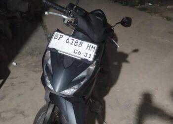 Aksi jambret yang membuat seorang perempuan muda terjatuh dari motor di kawasan Sei Harapan akhirnya terungkap.
(07/08/26)
Foto: Polresta Barelang