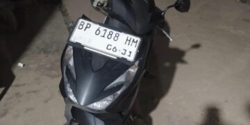Aksi jambret yang membuat seorang perempuan muda terjatuh dari motor di kawasan Sei Harapan akhirnya terungkap.
(07/08/26)
Foto: Polresta Barelang