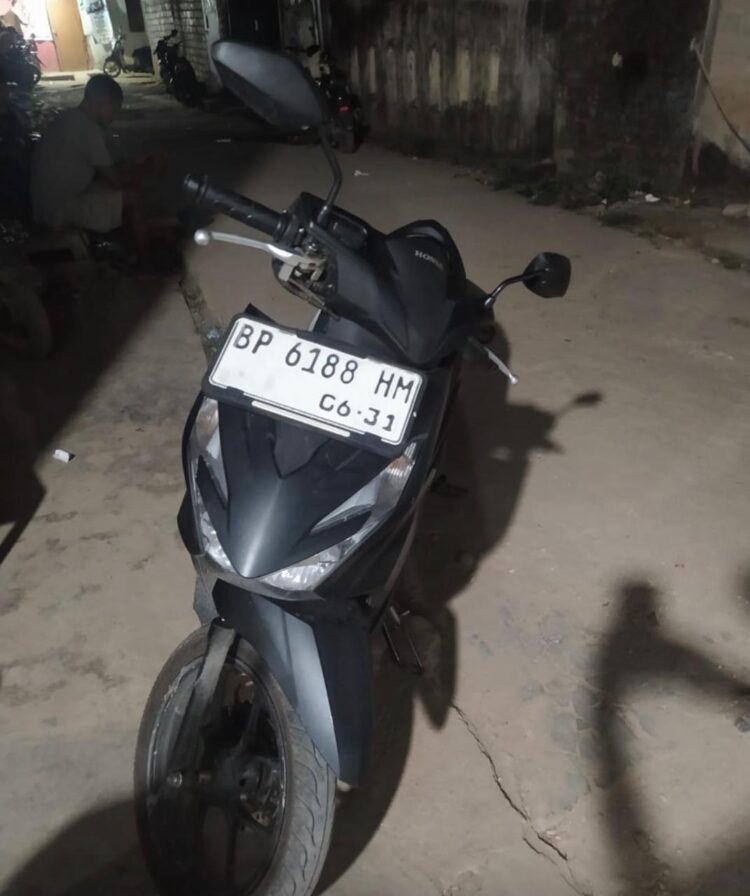 Aksi jambret yang membuat seorang perempuan muda terjatuh dari motor di kawasan Sei Harapan akhirnya terungkap.
(07/08/26)
Foto: Polresta Barelang