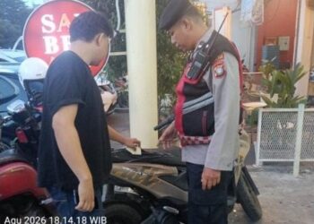 Respons cepat ditunjukkan personel Polsek Lubuk Baja Polresta Barelang setelah menerima laporan keributan melalui layanan Polisi 110 di depan Grand Mall Batam, Selasa, 11 Agustus 2026
Foto: Polresta Barelang