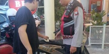 Respons cepat ditunjukkan personel Polsek Lubuk Baja Polresta Barelang setelah menerima laporan keributan melalui layanan Polisi 110 di depan Grand Mall Batam, Selasa, 11 Agustus 2026
Foto: Polresta Barelang