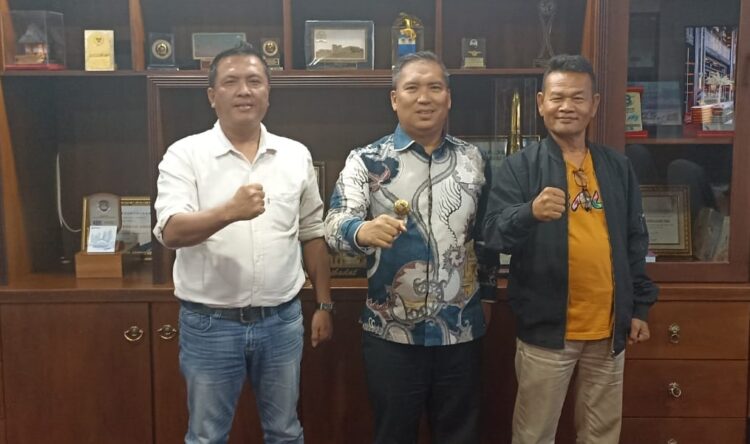  Ikatan Pemuda Karya (IPK) Kepulauan Riau bersama IPK Kota Batam memilih cara berbeda dalam memperingati Hari Ulang Tahun (HUT) ke-57. Bukan sekadar seremoni, peringatan tahun ini diwujudkan dalam gerakan nyata peduli lingkungan melalui penanaman mangrove di sejumlah titik pesisir Kota Batam.
Foto: IPK Kepri