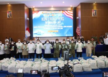Kapolri yang diwakili Kabareskrim Polri Komjen Pol. Drs. Syahardiantono tiba di Batam untuk memimpin langsung konferensi pers dan pemusnahan barang bukti narkoba jenis ketamin seberat 1,3 ton hasil tangkapan dari Kapal MV King Sun.
(12/08/26)
Foto: Hum