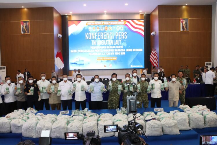 Kapolri yang diwakili Kabareskrim Polri Komjen Pol. Drs. Syahardiantono tiba di Batam untuk memimpin langsung konferensi pers dan pemusnahan barang bukti narkoba jenis ketamin seberat 1,3 ton hasil tangkapan dari Kapal MV King Sun.
(12/08/26)
Foto: Hum