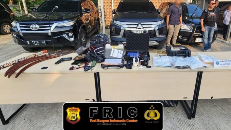 Tim gabungan Badan Narkotika Nasional (BNN) RI, Polda Metro Jaya, BNNP DKI Jakarta, dan BNNK Jakarta Utara menangkap seorang buronan berinisial MR alias Bos Gendut dalam operasi pemberantasan narkotika di kawasan Kampung Bahari, Tanjung Priok, Jakarta Utara, Kamis (13/8/2026).
Foto: Hum