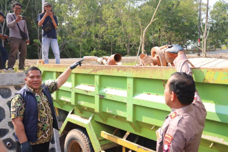 Polda Kepri Ungkap Dugaan Pertambangan Pasir Ilegal di Batam, Tiga Orang Jadi Tersangka. (14/08/26).
Foto: Polda Kepri