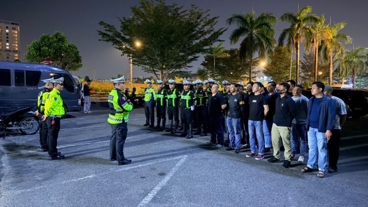 Satuan Lalu Lintas (Satlantas) Polresta Barelang melakukan patroli dan penertiban kendaraan roda dua sebagai upaya mencegah balap liar serta penggunaan knalpot yang tidak sesuai spesifikasi teknis di wilayah hukum Polresta Barelang.
(15/08/26)
Foto: Polresta Barelang
