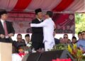 Di tengah khidmatnya upacara, terekam momen penuh keakraban antara mantan Wali Kota Batam H. Muhammad Rudi dengan Wali Kota Batam saat ini, Amsakar Achmad.
Minggu [17/08/26].
Foto: istimewa