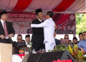 Di tengah khidmatnya upacara, terekam momen penuh keakraban antara mantan Wali Kota Batam H. Muhammad Rudi dengan Wali Kota Batam saat ini, Amsakar Achmad.
Minggu [17/08/26].
Foto: istimewa