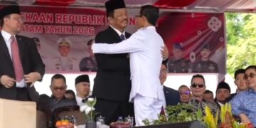 Di tengah khidmatnya upacara, terekam momen penuh keakraban antara mantan Wali Kota Batam H. Muhammad Rudi dengan Wali Kota Batam saat ini, Amsakar Achmad.
Minggu [17/08/26].
Foto: istimewa