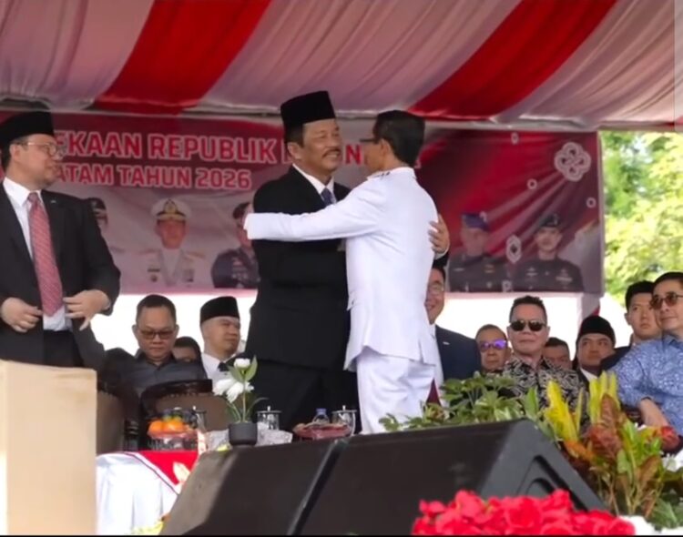 Di tengah khidmatnya upacara, terekam momen penuh keakraban antara mantan Wali Kota Batam H. Muhammad Rudi dengan Wali Kota Batam saat ini, Amsakar Achmad.
Minggu [17/08/26].
Foto: istimewa