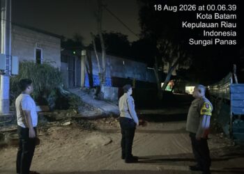 Laporan masyarakat melalui layanan Polisi 110 terkait musik bervolume besar di kawasan Baloi Kolam, Batam Kota, langsung ditindaklanjuti personel Polsek Batam Kota, Selasa (18/08/26) dini hari.
Foto: Polresta Barelang