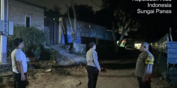 Laporan masyarakat melalui layanan Polisi 110 terkait musik bervolume besar di kawasan Baloi Kolam, Batam Kota, langsung ditindaklanjuti personel Polsek Batam Kota, Selasa (18/08/26) dini hari.
Foto: Polresta Barelang